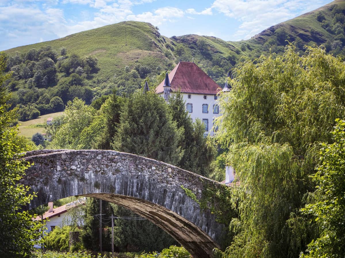 Illustration de l'événement : Visite du bourg de Baigorri par l'animateur de Mehaka en français.