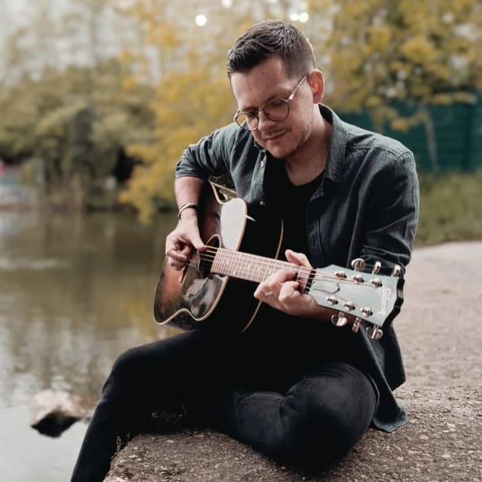 Illustration de l'événement : Concert folk avec Clemt dans un jardin à Vivoin – 18 juillet