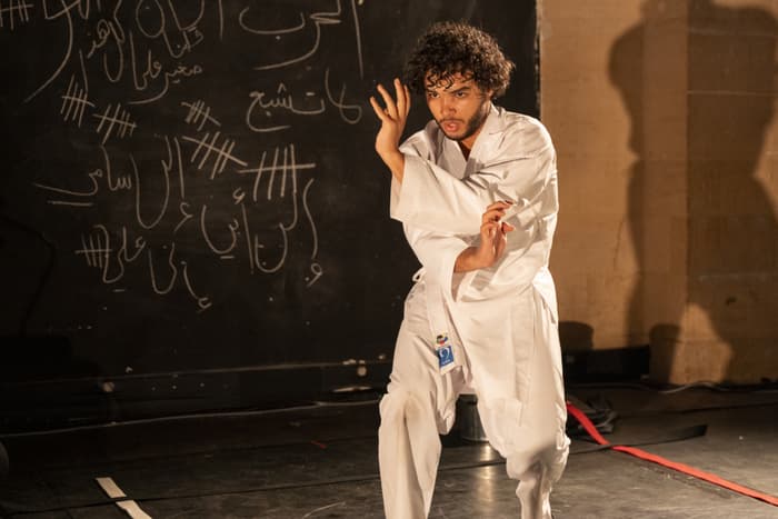 Illustration de l'événement : Théâtre : "3 SAISONS ET 1 CORPS" par l'artiste et poète palestinien de Gaza, Mohammed Al QUDWA