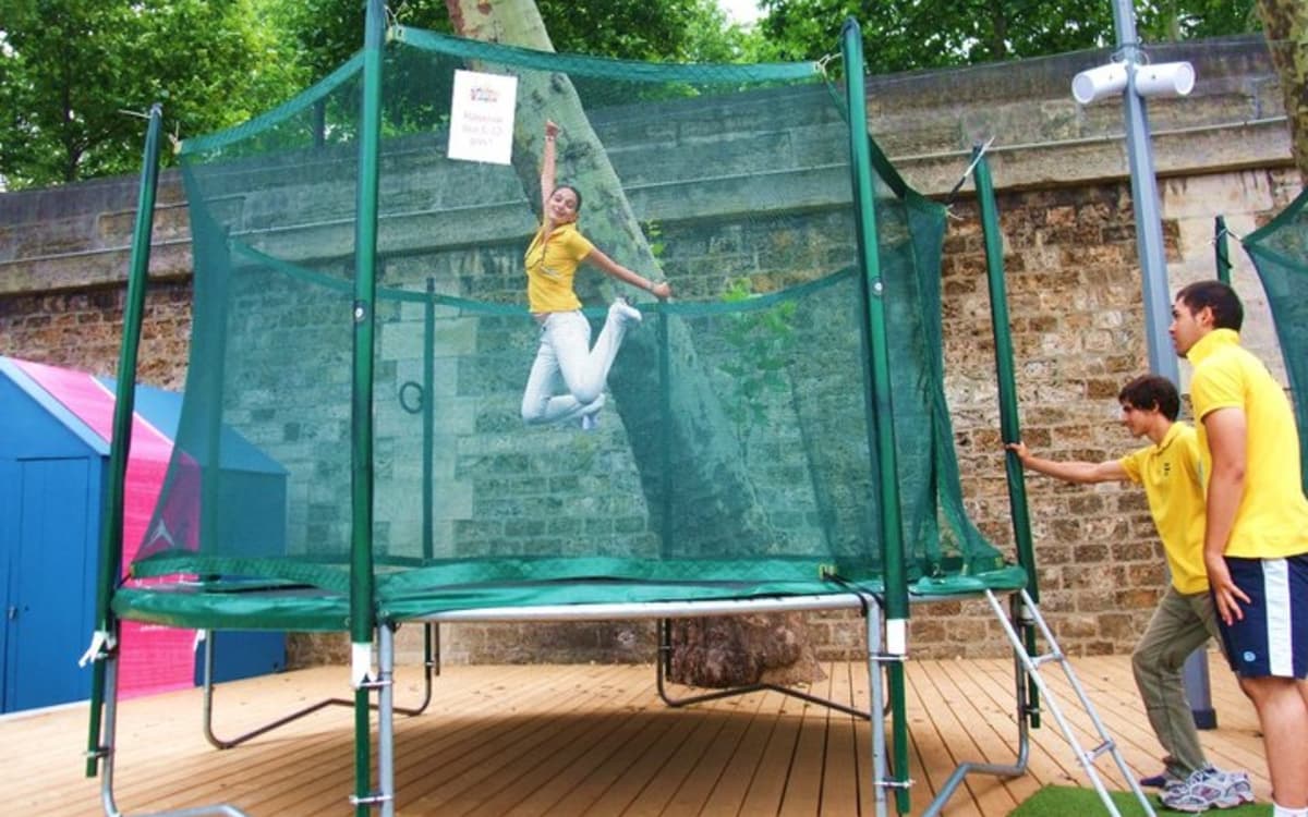 Illustration de l'événement : Des trampolines pour sauter tout l'été au bassin de la Villette