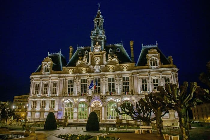 Illustration de l'événement : Visite insolite et décalée : l'hôtel de ville