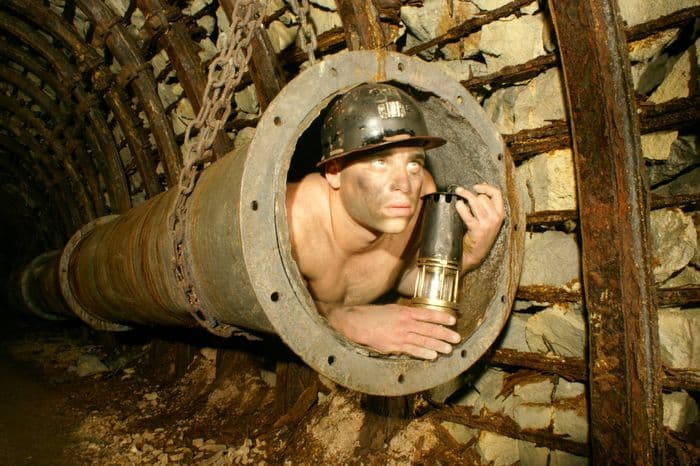 Illustration de l'événement : Visite à la lampe de mine et spectacle participatif théâtre et cirque