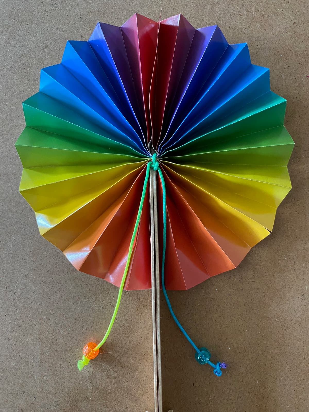 Illustration de l'événement : JEU(X)DIS D’ÉTÉ | Atelier créatif "Éventail arc-en-ciel"
