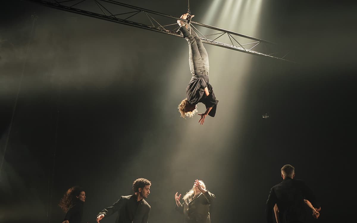 Illustration de l'événement : La Chute des Anges, un spectacle de cirque spectaculaire et envoûtant au Théâtre Silvia Monfort