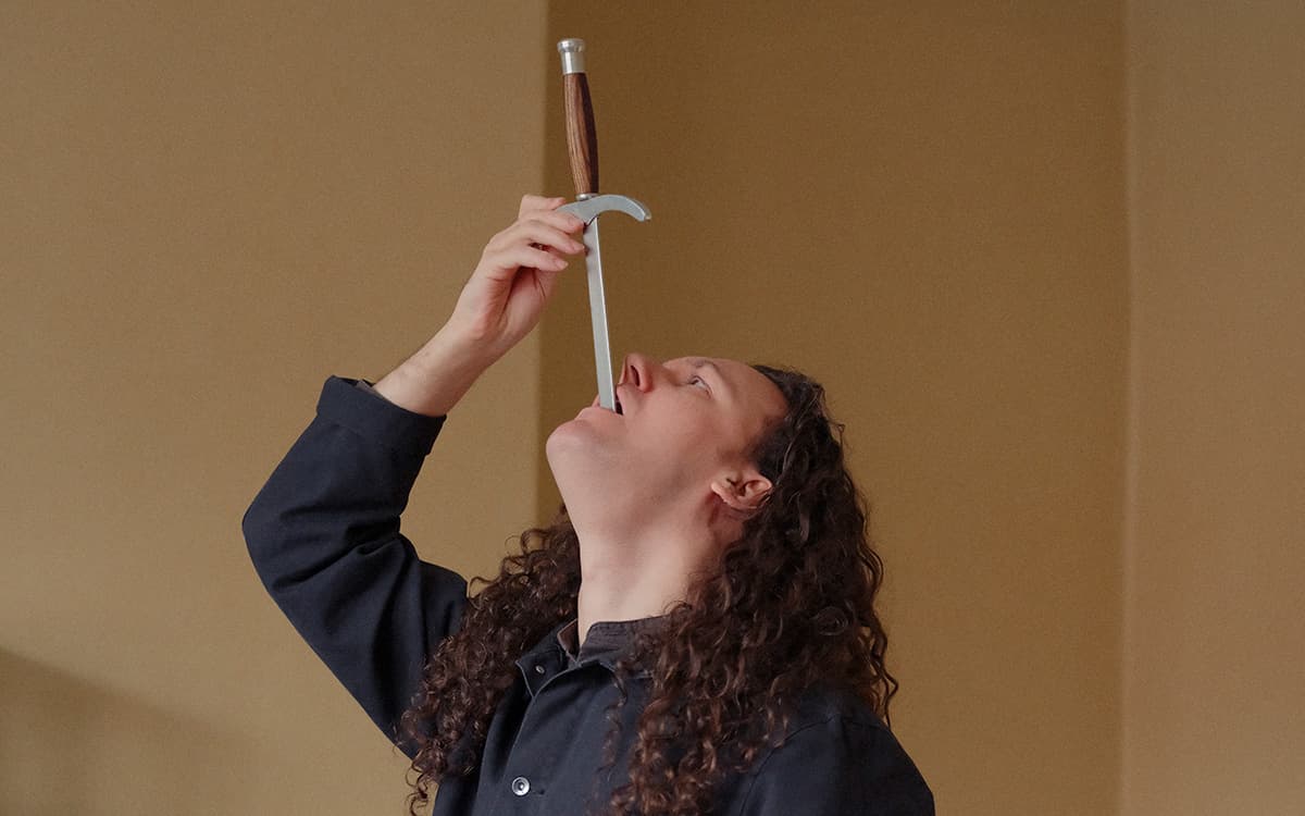 Illustration de l'événement : Inside, l'art d'avaler des sabres au Théâtre Silvia Monfort