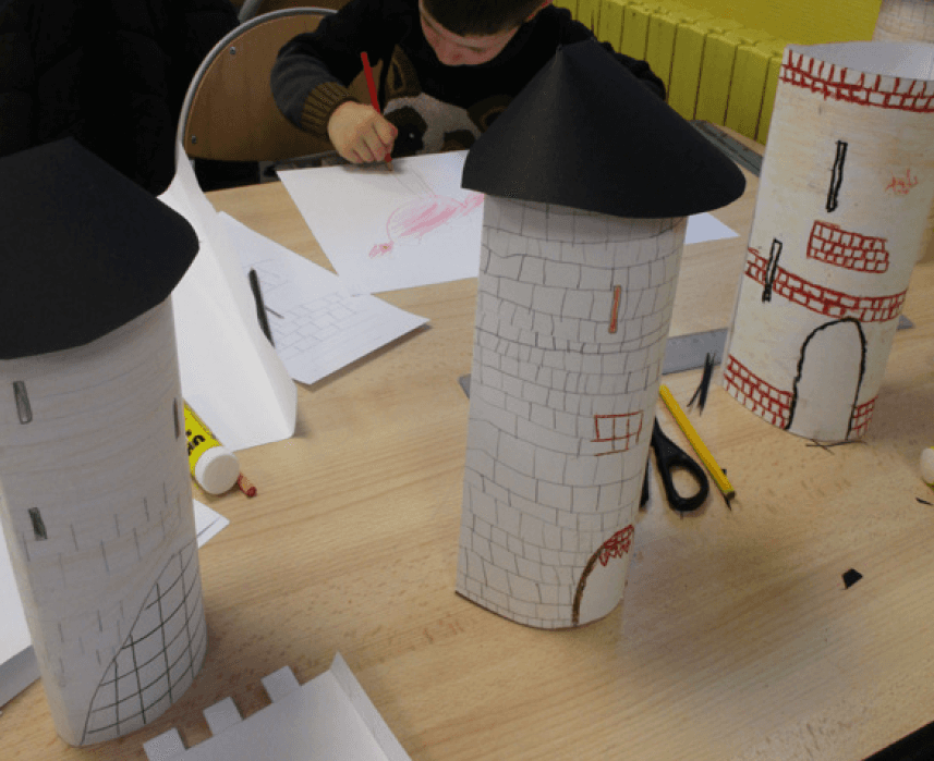 Illustration de l'événement : Atelier ARCHIPAT 6/12 ans "SAISON : À L’ASSAUT DU MOYEN ÂGE" : Visite médiévale