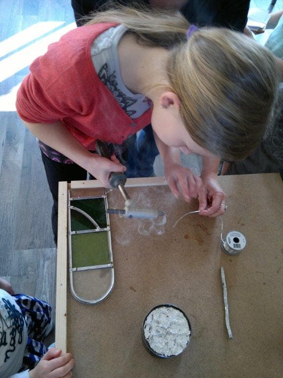 Illustration de l'événement : Les Vacances des 7-14 ans, atelier vitrail "de feu et de couleurs"