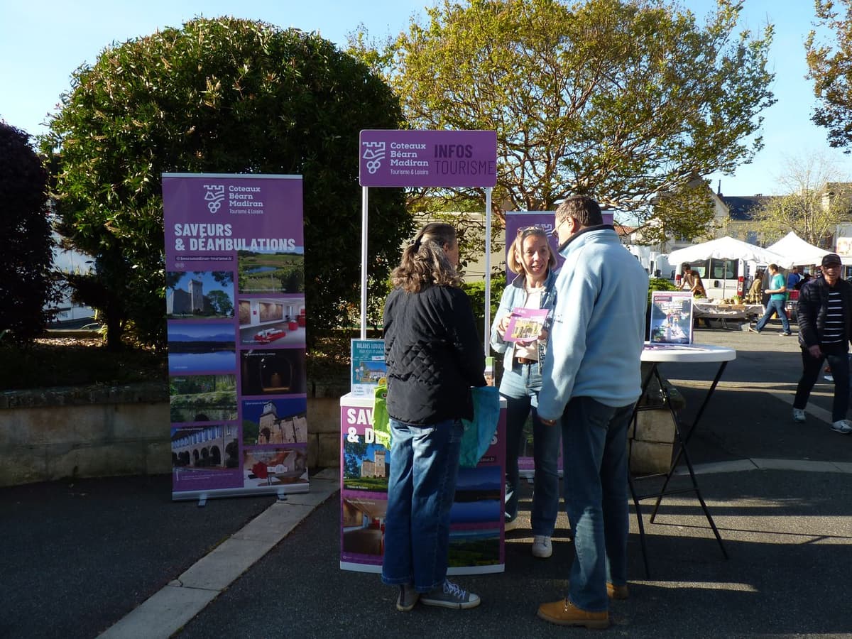 Illustration de l'événement : Le stand « tourisme & loisirs" Coteaux Béarn Madiran s’invite au marché !