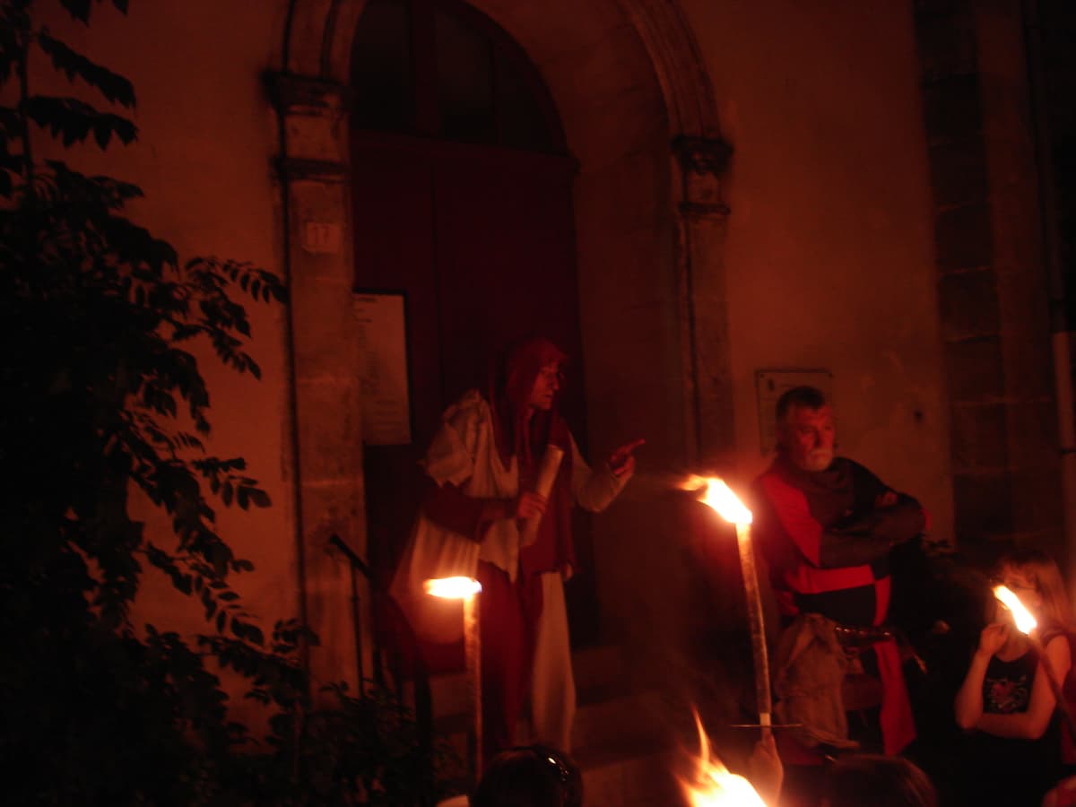 Illustration de l'événement : 25ème Festival Les Soirées Baroques - Visite aux flambeaux de la bastide de Monflanquin avec Janouille