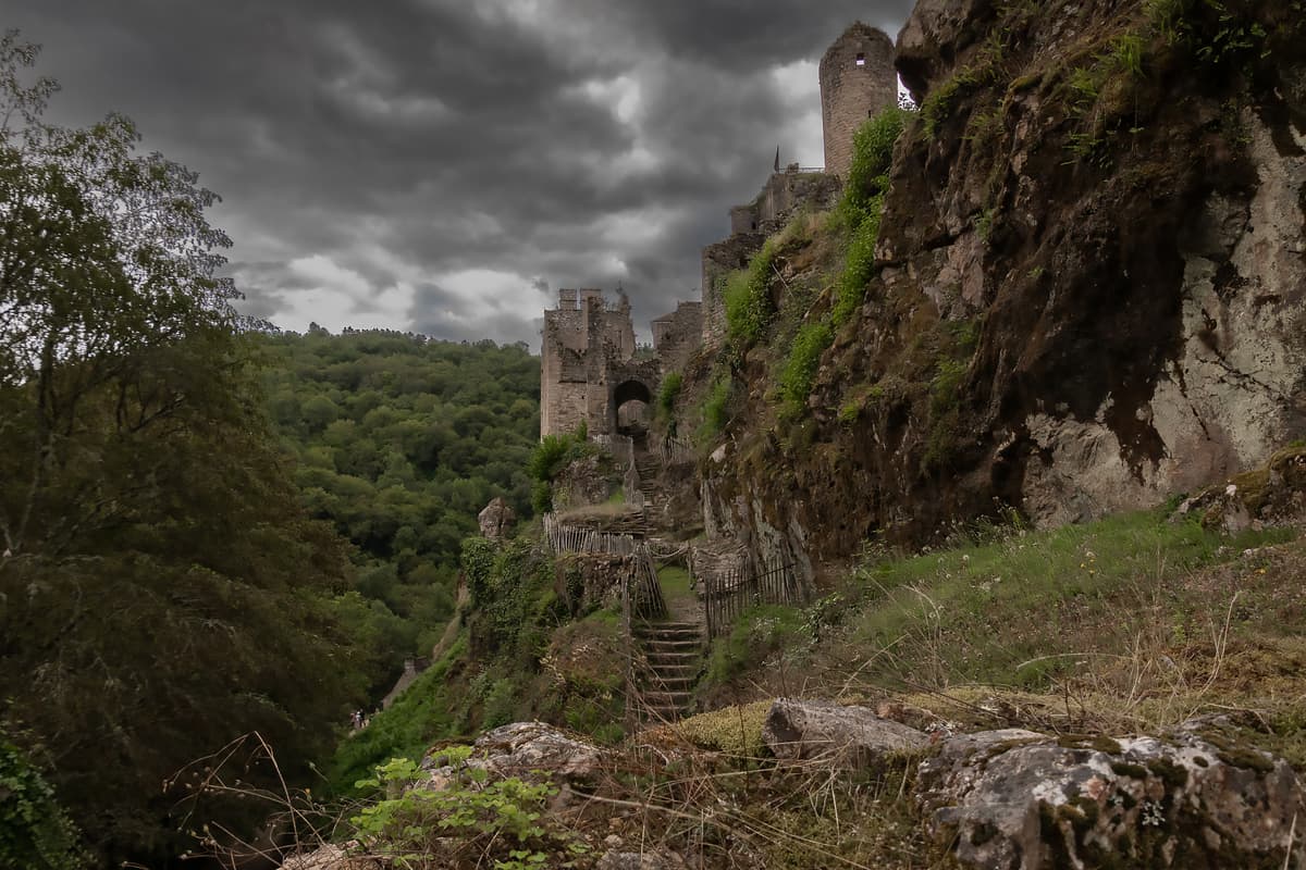 Illustration de l'événement : Tours de Merle : Jeu d'enquête - Mais qui a tué le Seigneur de Rochedragon ?
