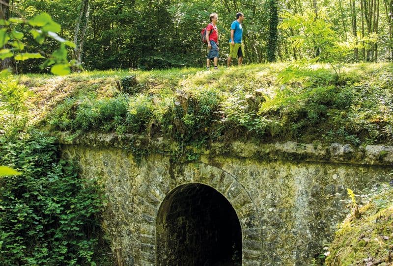 Illustration de l'événement : Balade sur le "chemin de la Ligne", visite d'un souterrain et apéritif vigneron au Chai Doléris
