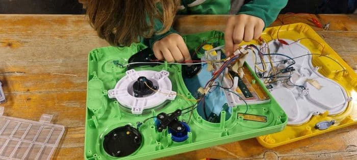 Illustration de l'événement : Atelier « Court jus »: Démonter et transformer des jouets électroniques pour en inventer de nouveaux