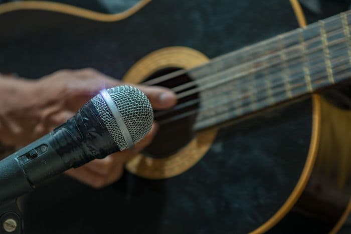 Illustration de l'événement : Activités estivales pour les seniors | Karaoké à la guitare
