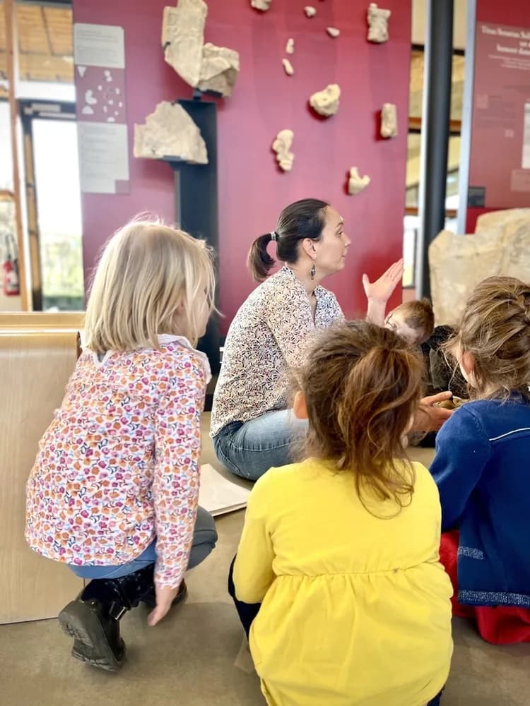 Illustration de l'événement : Visite famille: le musée du bout des doigts" 3-6 ans