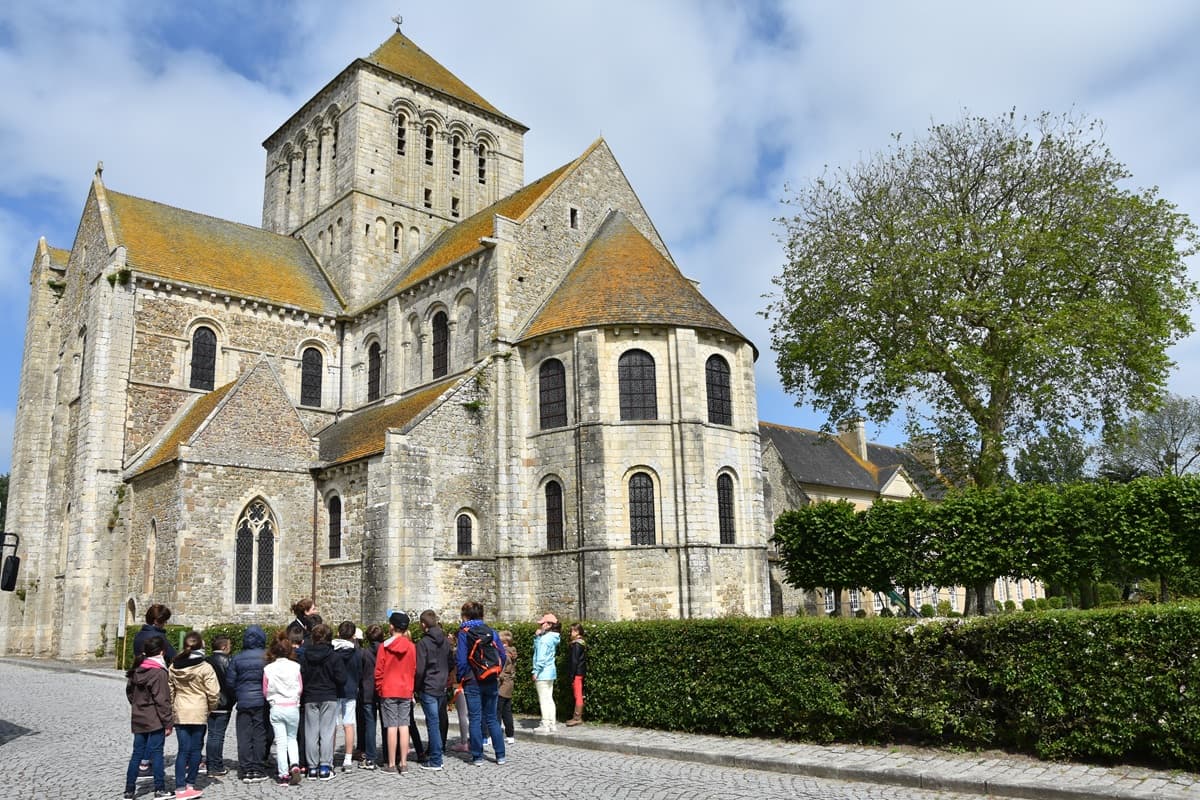 Illustration de l'événement : Visite spéciale enfants : L’abbatiale de Lessay à explorer… et à jouer !